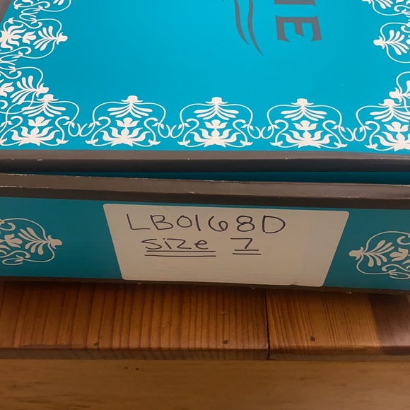 NEW IN BOX: Ivory “Jeni Lace” by Lane Boots size 7 - Picture 14 of 17